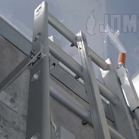 De aluminium rail kan makkelijk worden gemonteerd in het midden van een vaste ladder