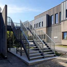 Geschilderde metalen trappen voor toegang tot gebouwen, in aluminium.
