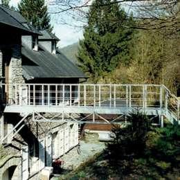 Aluminium brug gebruikt voor de noodevacuatie van een oud gebouw.