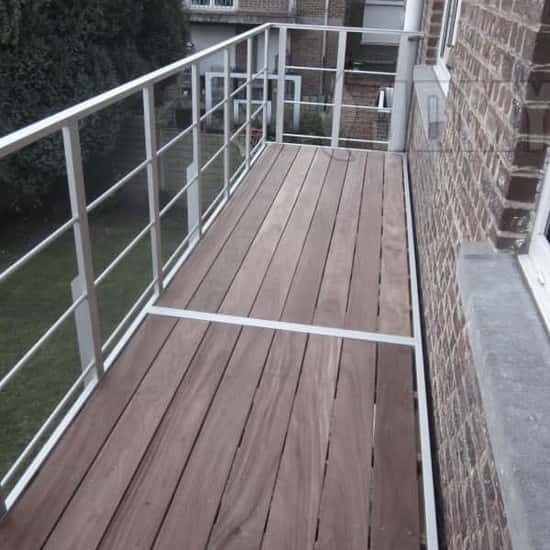 Mooie combinatie van hardhout met een geanodiseerd aluminium frame als toegangsbalkon