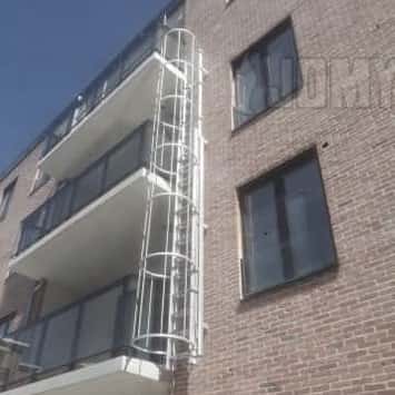 Brandladder voor evacuatie vanuit de balkons en voorzien van een uitschuifbaar deel tegen inbraak
