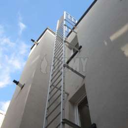 Antwerpse ladderversie, gemonteerd op een afstand van de gevel, gebruikt voor brandevacuatie met de rug van de gebruiker naar de muur gericht.