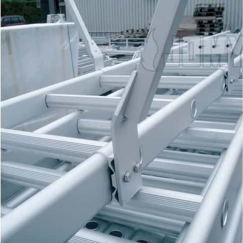 De aluminium ladderkooi wordt bevestigd aan de ladderbomen met klauwen en roestvrijstalen bouten