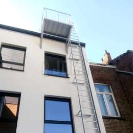 Antwerpse brandladder met balkon op het dak