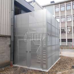 Buitentrap in aluminium met omkasting Buitentrap met geperforeerde aluminium panelen.