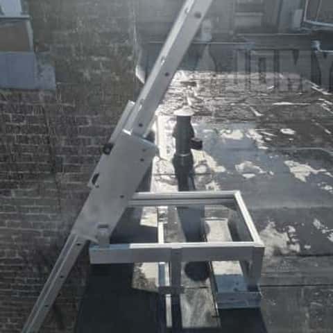 De draagstoel of ook genoemd draaistoel blijft op het platte dak staan en zorgt voor de gelijding van de vluchtladder.