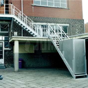 Enclosure of the bottom of JOMY stairs