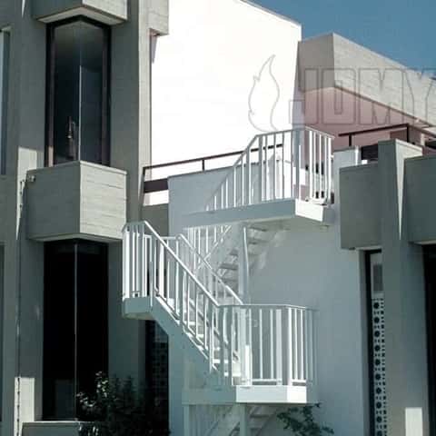 Wit gelakte escadesign trap opgehangen aan twee centrale aluminium kolommen met hexagonale platformen