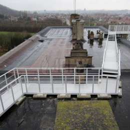 Gebalanceerde evacuatieloopbrug op een plat dak Gebalanceerde ontsnappingsbrug, geplaatst op een plat dak en naar een vluchttrap.