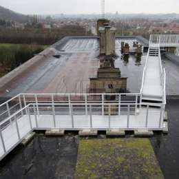 Gebalanceerde ontsnappingsbrug, geplaatst op een plat dak en naar een vluchttrap.