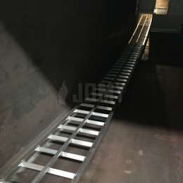Gebogen ladder met gelaste sporten gebruikt voor veiligheidsinspecties en onderhoud van het Arc Majeur-kunstwerk op de Belgische snelweg E411.