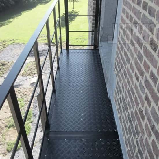 Toegangsbalkon met traanplaat als anti slip maatregel