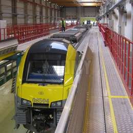 Mechanisch scharnierend platform en loopplank gebruikt voor treinonderhoud.