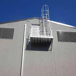 Uitklapbare ladder, balkon en kooiladder voor toegang tot het dak