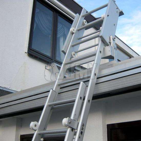 De glijdende dakladder is een goedkope brandladder voor evacuatie vanaf een plat dak.