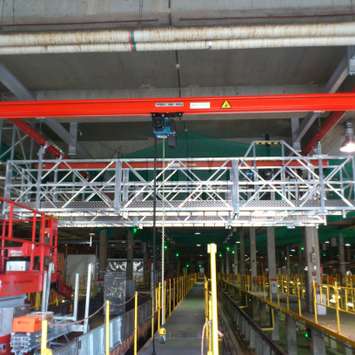 Hangend werkplatform en loobruggen in een fabriek - Building Maintenance Unit