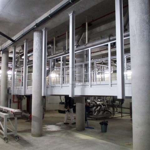 Aluminium werkbordes opgehangen aan het fabrieksdak voor een betere en veiligere toegang tot de machines en installaties