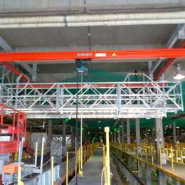 Versterkte aluminium loopbrug voor toegang tot treindaken in de werkplaats.