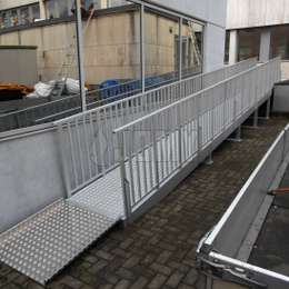 Hellingbaan voor personen met een beperkte mobiliteit Hellingbaan in aluminium voor toegang tot het gebouw voor personen met een beperkte mobiliteit.