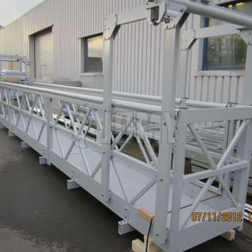 Horizontale hangbrug met opgehangen gondel onderaan de hangbrug - Building Maintenance Unit