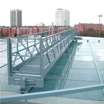 Horizontale mobiele hangbrug voor glazenwassen.