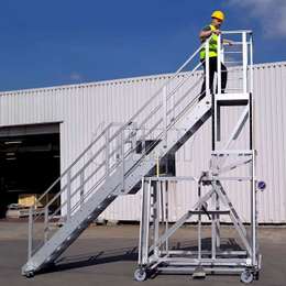 In hoogte verstelbaar telescopisch werkplatform op wielen.