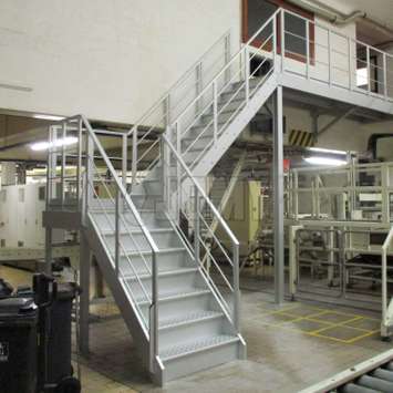 Aluminium trappen in een fabriek.