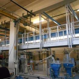 Industriële loopbrug opgehangen aan het plafond Industriële loopbrug opgehangen aan het plafond in een fabriek.