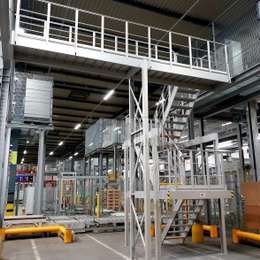 Industriele trap en loopbrug in aluminium Aluminium trappen en platform gebruikt om toegang te krijgen tot een magazijn mezzanine.