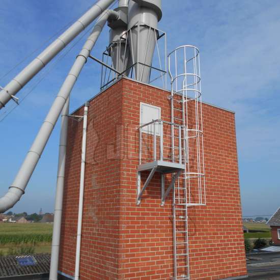 JOMY Vluchtladder of brandladder. De meest economische vluchtladder is de vaste ladder met veiligheidskooi zoals voorgeschreven. JOMY maakt deze evacuatieladders nu reeds meer dan 40 jaar en past ze aan, aan iedere specifieke situatie.