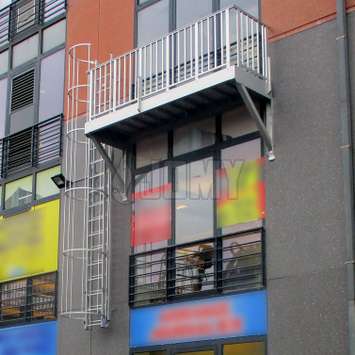 Noodevacuatie: kooiladder en balkon voor kantoren.