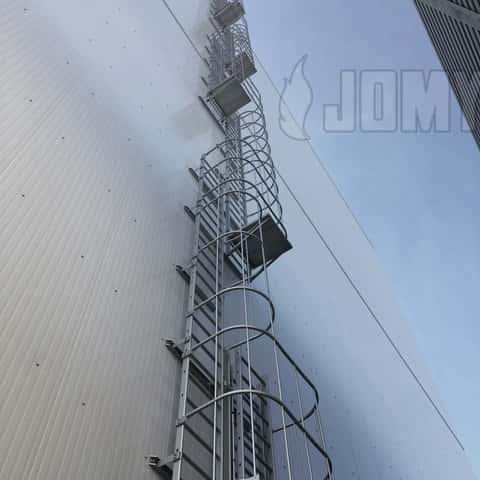 Volgens de NEN 14122 - 4 mag een ladder uit één geheel niet langer zijn dan 10 m. Langere ladders moeten versprongen worden uitgevoerd met een rustbordes om de 6 m of minder.