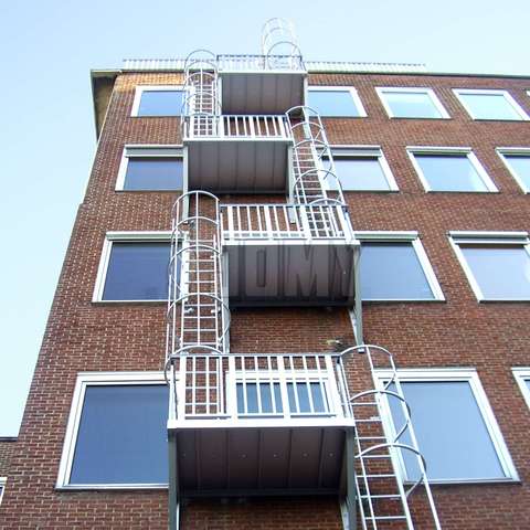 Om een makkelijke en veilige toegang te geven naar de vluchtladders kunnen er aluminium balkons op maat worden aangebracht
