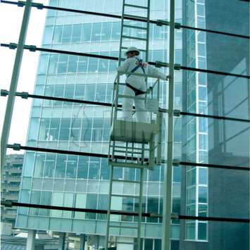 Ladder met werkplatform voor glazenwassen - Building Maintenance Unit
