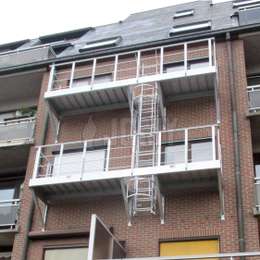 Toegangsplatforms voor een uitschuifbare brandladder op een flatgebouw.