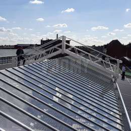 Loopbrug voor de onderhoud van gebouwen (BMU) Gateway voor onderhoud op een spoor gebruikt voor het reinigen van dakramen in een fabriek.