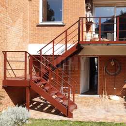 Buitentrap en balustrade, in metaal, voor toegang tot een balkon