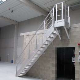Mezzanine aluminium trap Mezzaninetrap in aluminium voor binnen- en buitengebruik.