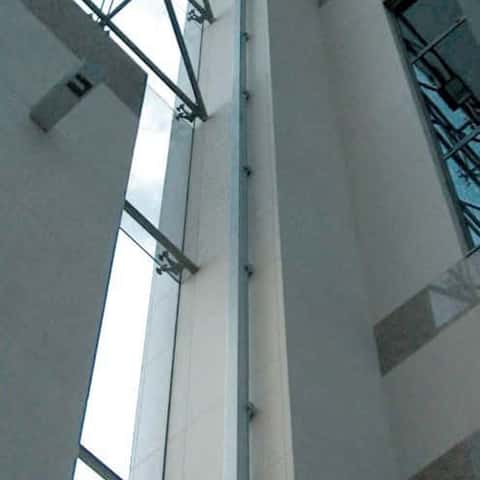 Mini-Jomy uitklapbare ladder in gesloten toestand gemonteerd in een gebouw als onderhoudsladder met een levenslijna