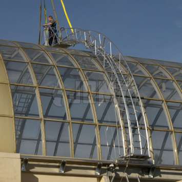 Mobiele hangtrap voor glazenwassen en toegang tot gebogen.