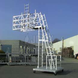 Mobiele ladder platform en uitschuifbare ladder voor toegang tot het laden van een vuilniswagen.
