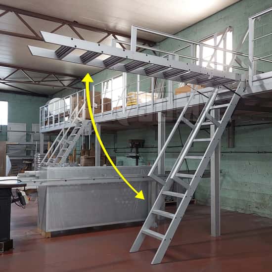 Aluminium steektrap gemonteerd op gasveren en gebruikt om toegang te krijgen tot een industriële mezzanine.