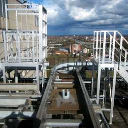 Ophaalbare voetgangersbrug over een productielijn Aluminium loopplank met ophaalbrug gebruikt om een productielijn over te steken.