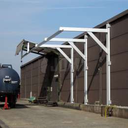 Horizontale railsysteem constructie voor toegang tot mangaten op tankwagens en opleggers.