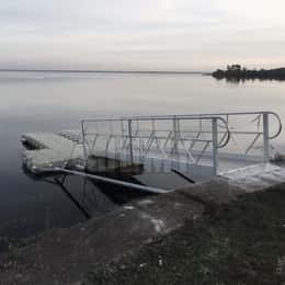 Geanodiseerd aluminium loopbrug dat scharnierend werd opgehangen aan de kade en zo in alle getijden kan gebruikt worden.