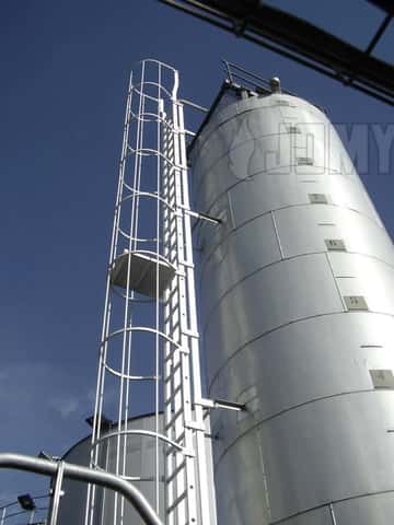 Daar de bevestigingspunten aan de silo beperkt zijn is deze kooiladder versterkt uitgevoerd met dubbele ladderbomen