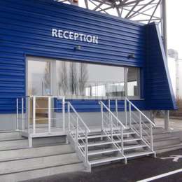 Aluminium trappen en platform voor toegang tot de receptie van een openbaar gebouw.