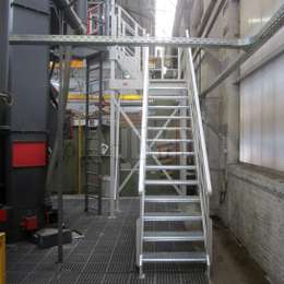 Trap voor machinetoegang in aluminium Aluminium trappen voor machinetoegang en onderhoud in een fabriek.