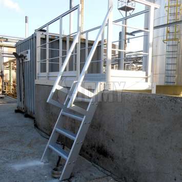 Toegang trapladder en werkplatform boven een muur buiten.