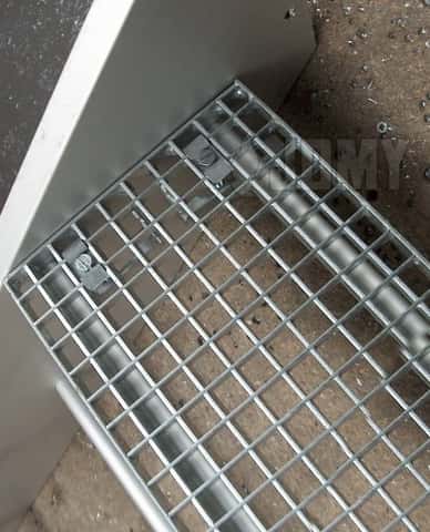 Traptreden met aluminium of met gegalvaniseerde stalen persroosters